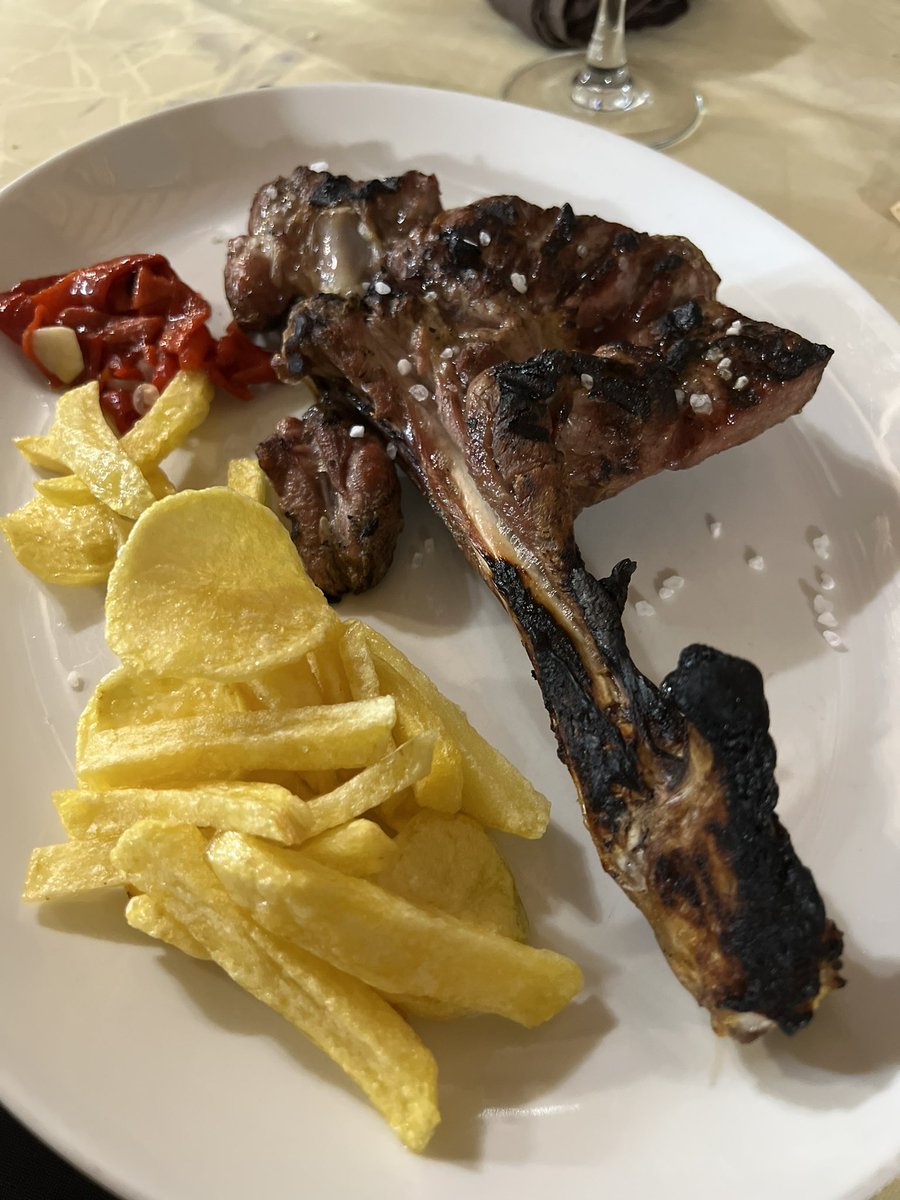 Uno siempre ha de volver a los lugares donde fue feliz y por eso siempre que visito la Sierra de Gata no me pierdo el secreto de ternera de La Bodega del Marqués en Robledillo y la pata de cabrito a la brasa y La Venta Peña del Fraile en Santibáñez el Alto.