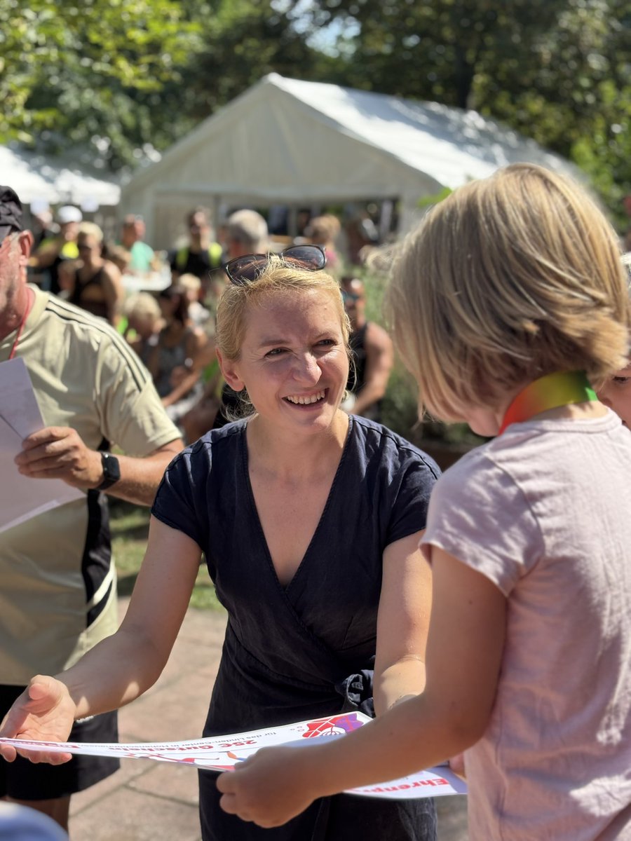 inesschwerdtner's tweet image. Wir haben heute bei schönstem Wetter beim Hohenschönhausener Gartenlauf die Kinder angefeuert und ihnen ihre verdienten Urkunden verteilt. Es sind die schönen Teile des Jobs in denen man die Mühen des Parlaments vergisst und das echte Leben Einzug hält ☀️❤️