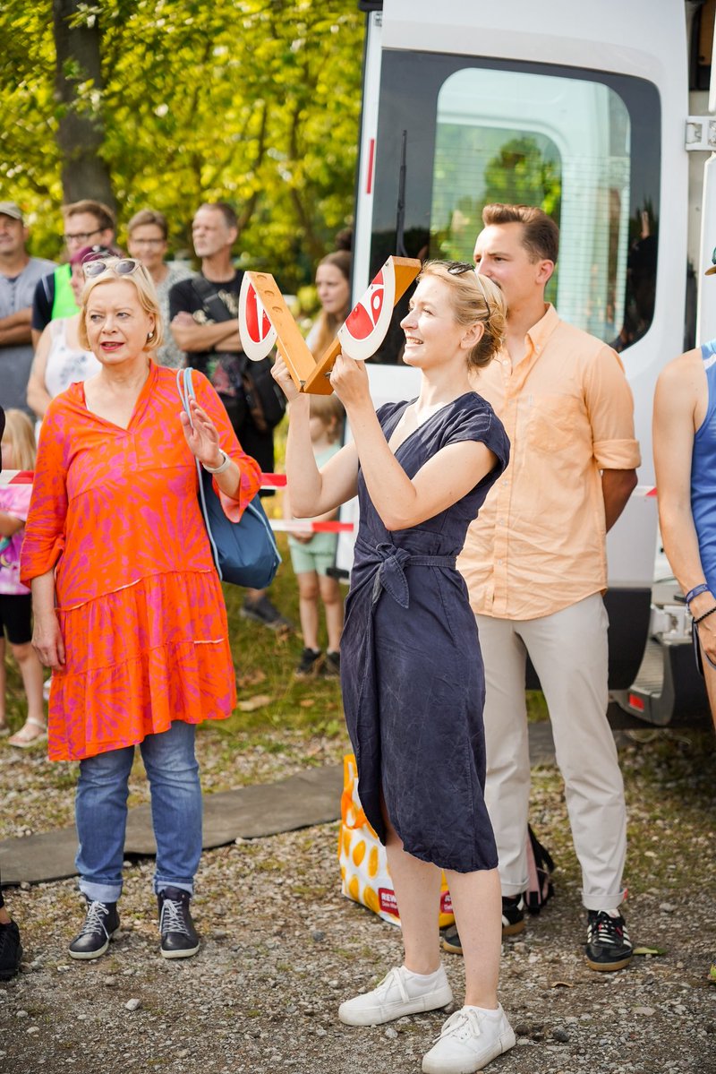 inesschwerdtner's tweet image. Wir haben heute bei schönstem Wetter beim Hohenschönhausener Gartenlauf die Kinder angefeuert und ihnen ihre verdienten Urkunden verteilt. Es sind die schönen Teile des Jobs in denen man die Mühen des Parlaments vergisst und das echte Leben Einzug hält ☀️❤️