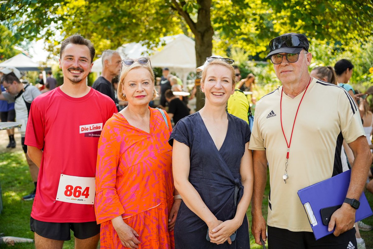 inesschwerdtner's tweet image. Wir haben heute bei schönstem Wetter beim Hohenschönhausener Gartenlauf die Kinder angefeuert und ihnen ihre verdienten Urkunden verteilt. Es sind die schönen Teile des Jobs in denen man die Mühen des Parlaments vergisst und das echte Leben Einzug hält ☀️❤️