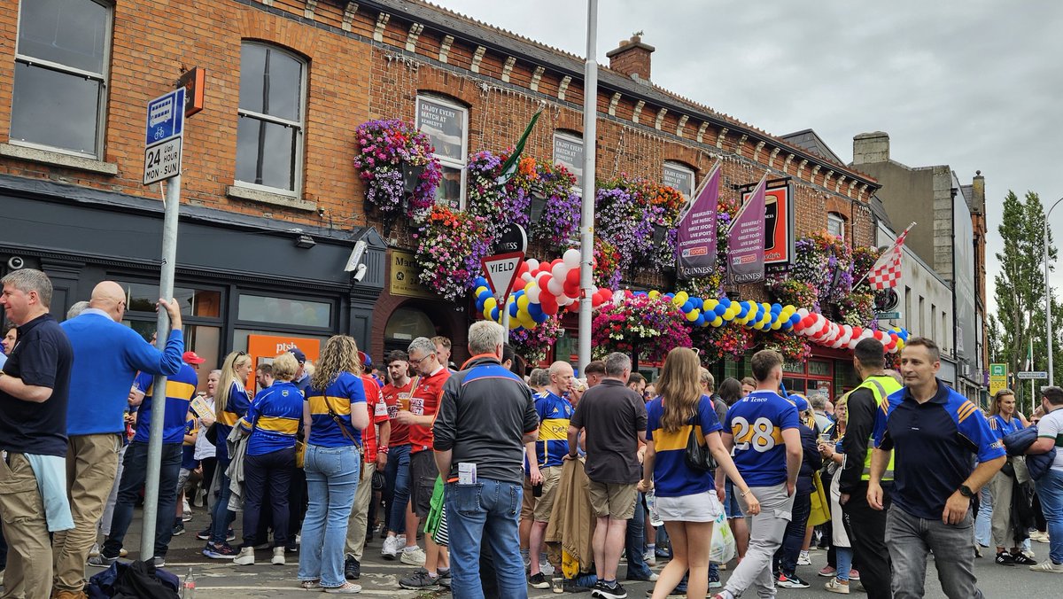 GarmireGroup's tweet image. This is how irish people celebrate their national hurling game! #Ireland #sports #hurling