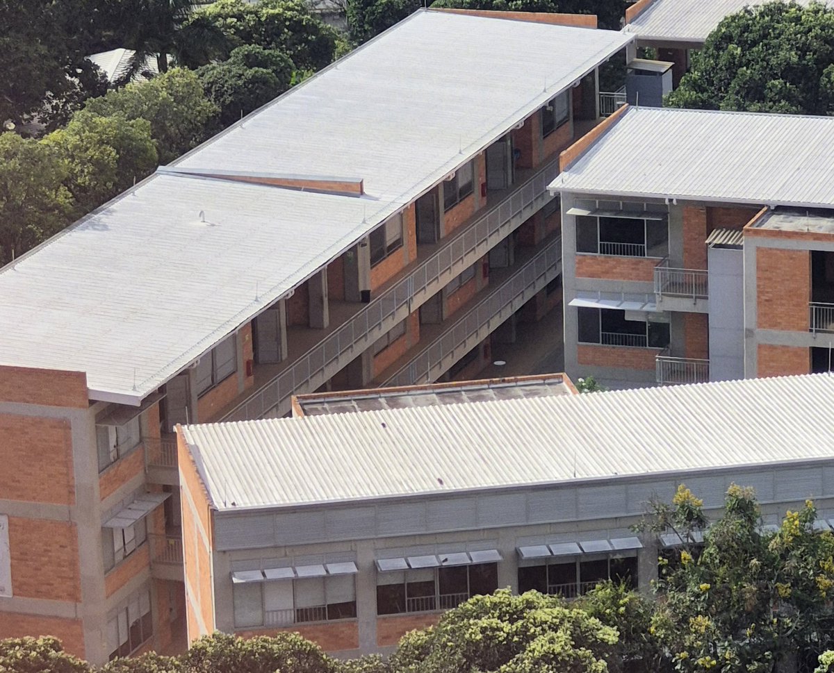 Todo tiempo pasado sí fue mejor. Edificio antiguo de la Normal Superior de #Bucaramanga Vs El Nuevo. Antes, con dedicación, hoy por cumplir, dirán funcionales; nada qué ver