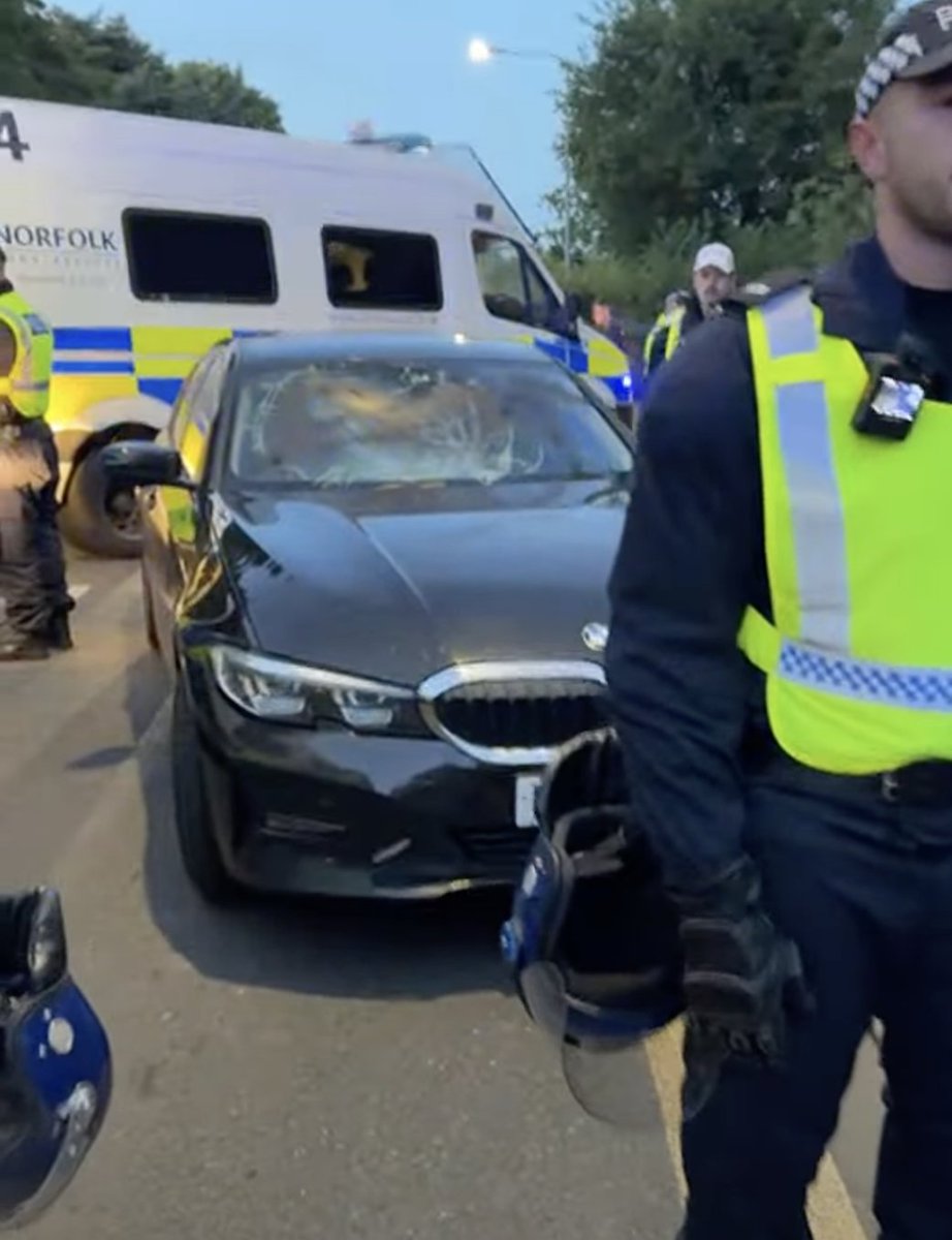 SociallyTruth's tweet image. What appears to be an undercover police car had it's windscreen smashed in the Epping protest this evening.
Police vehicles are generally exempt from needing an MOT as they are regularly serviced, so the overdue MOT on this car likely indicates it is a police vehicle.
