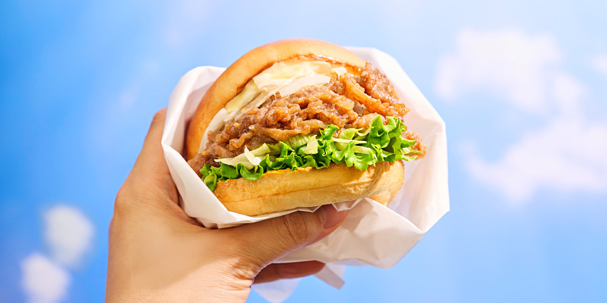 mos_burger's tweet image. \今日はお肉の気分!/
そんな日にぴったりなのが、黒毛和牛がどーんとのった肉盛りバーガー🍔
“お肉食べたい欲”、しっかり満たします😆