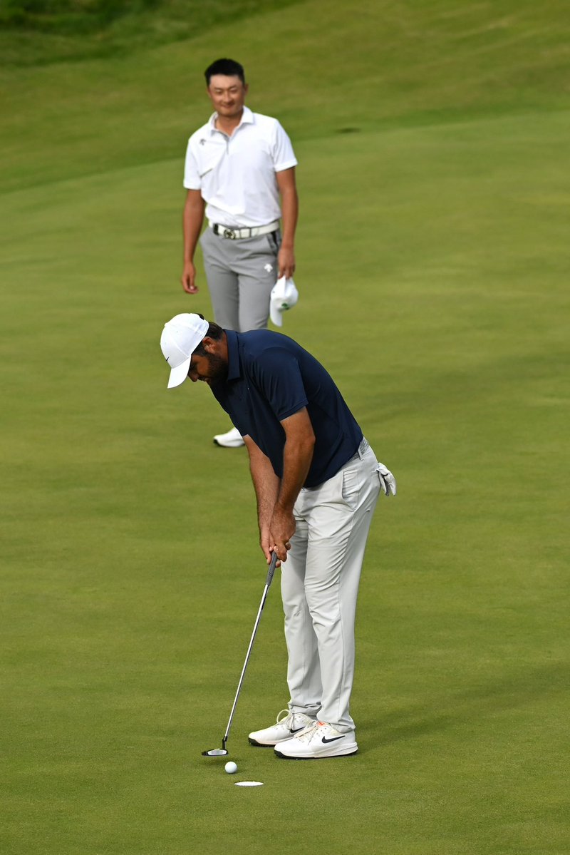 kclairerogers's tweet image. Haotong Li smiling as Scottie Scheffler taps in to win the open 😭😭