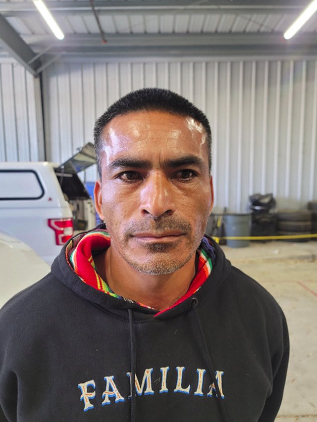 USBPChiefELC's tweet image. Illegal alien from Mexico. Multiple felony convictions. Breaks into a home. Assaults the resident and tries to fight off the arrest.
Bad move.
Agents in foot pursuit entered the home with permission from the resident and apprehended him. Now he's heading back to the "Familia",…