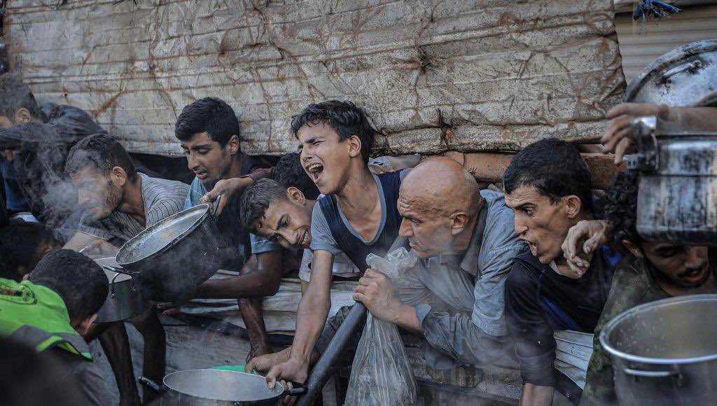 MetebalSahlii's tweet photo. ﴿ولا تحسبن الله غافلًا عما يعمل الظالمون﴾

غزة تختنق تحت القصف والجوع، تُذبح أمام أعين العالم، والعالم يراقب بصمتٍ مخزٍ.

أطفال يتلوّون من الجوع، أمهات يتألمين بلا دواء، وبيوت تنهار فوق ساكنيها بلا رحمة.

يا رب، كن لهم ناصرًا لا يُغلب، وسندًا لا يُهزم، وأمَلًا لا يخبو.

نناشد الضمير الإنساني الحي – إن بقي منه شيء – والمجتمع الدولي،
ونتوجه بنداءٍ عاجل إلى القادة العرب والمسلمين:
أنقذوا غزة قبل أن تُزهق آخر الأرواح،
قبل أن يُمحى صوت الحياة من تحت الركام.

#غزه_تموت_جوعاً