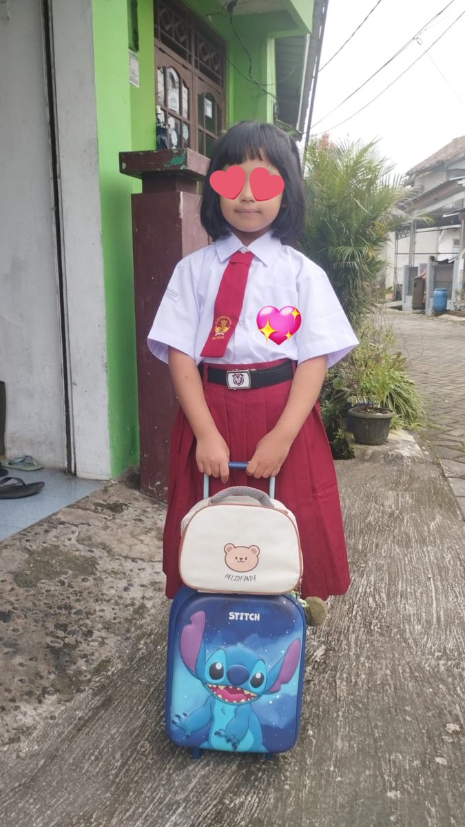 middykeryapy's tweet photo. Udah lama ngga nambahin post di thread ini. Tau-tau.... Udah SD :'''')

14 Juli 2025.
Hari pertama Kakak di SD. https://t.co/cmEuto7Yya