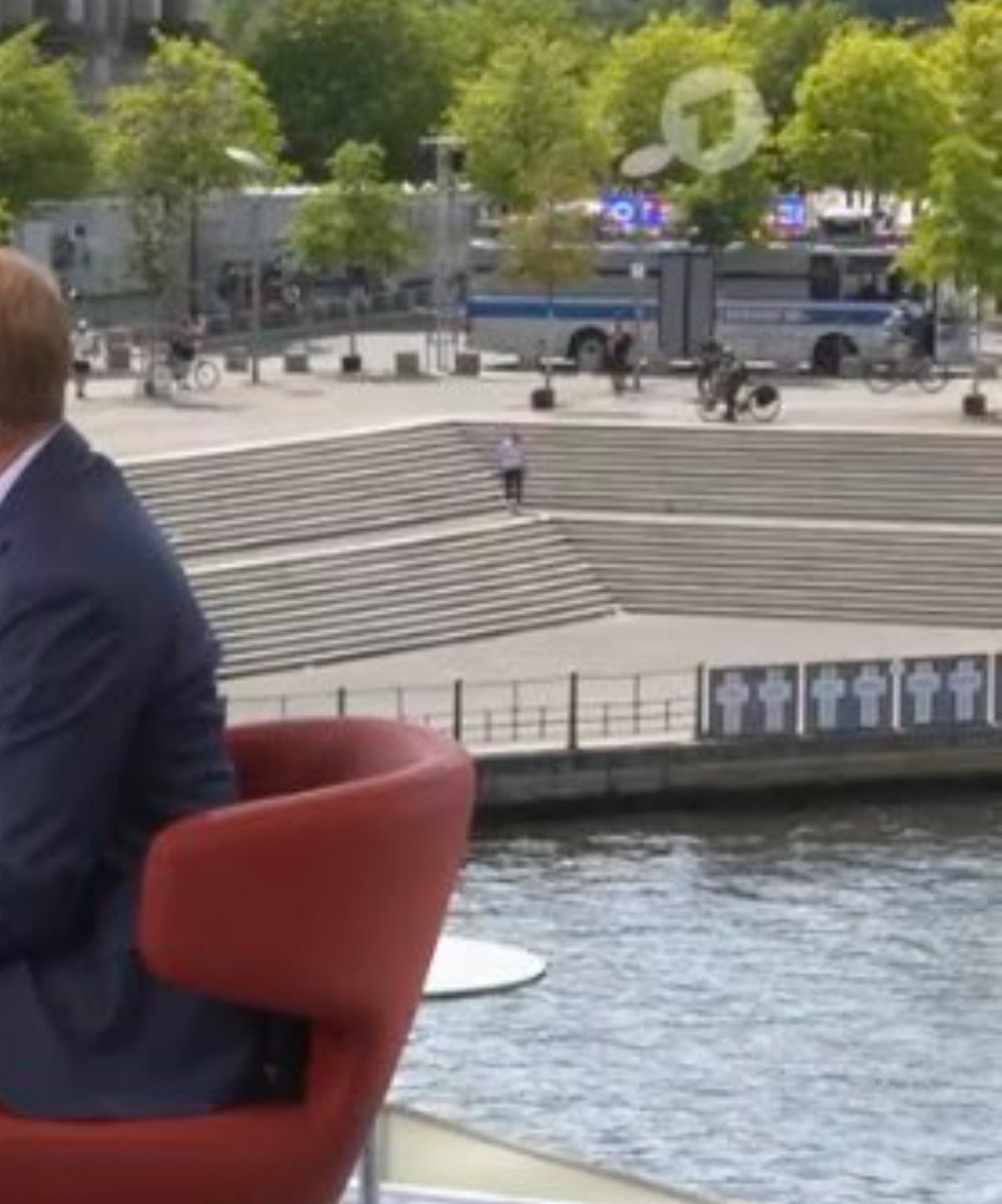 <a href="/ainyrockstar/">Anabel Schunke</a> Kein Geld mehr ?  Was macht der Bus da?