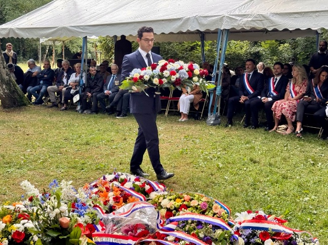 Aujourd’hui, j’ai représenté <a href="/celinecalvez/">Céline Calvez</a> à la cérémonie départementale en hommage aux victimes de l’antisémitisme d’État et aux Justes de 🇫🇷.

Beaucoup n’ont pas eu le temps de fuir
D’autres ont tendu la main, en silence
Leur courage continuera de nous guider

N’oublions jamais