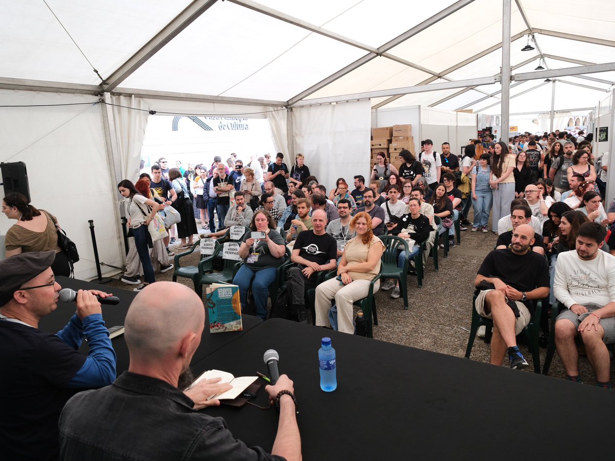 Con pájaros muertos dibujo coronas nos transporta desde el título mismo a los sugerentes mundos que José Luis Pascual crea en los relatos de este recopilatorio y que nos presentó en el #celsius2025