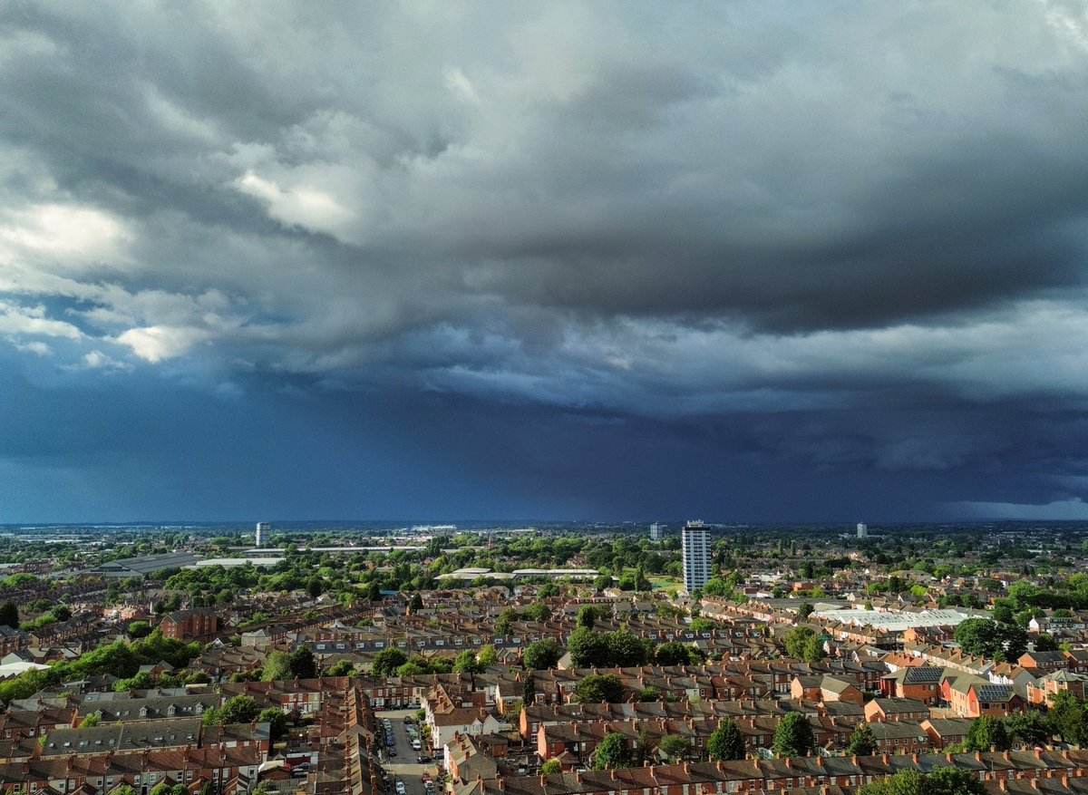 Some gorgeous unstable skies over Coventry this afternoon. Quite a few thunderstorms have managed to develop across central England! 

#stormhour #ThePhotoHour #ukweather