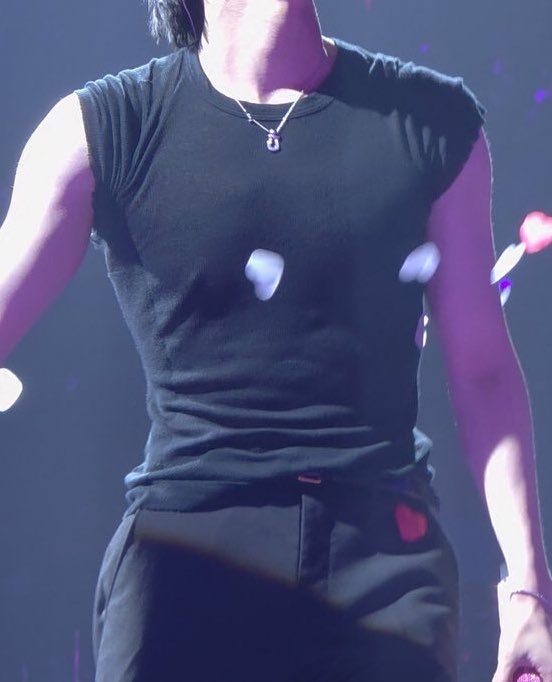 пока вигуки качали бицуху в армии ким сокджин поворотики делал для талии