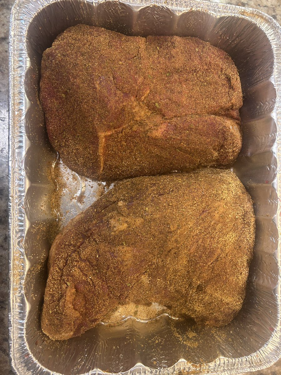 TXzachTX's tweet image. The one that doesn’t look like a tritip was grass fed right down the road, need to ask the butcher shop about that 😆
Both will be good with @DadsSeasonings adobo