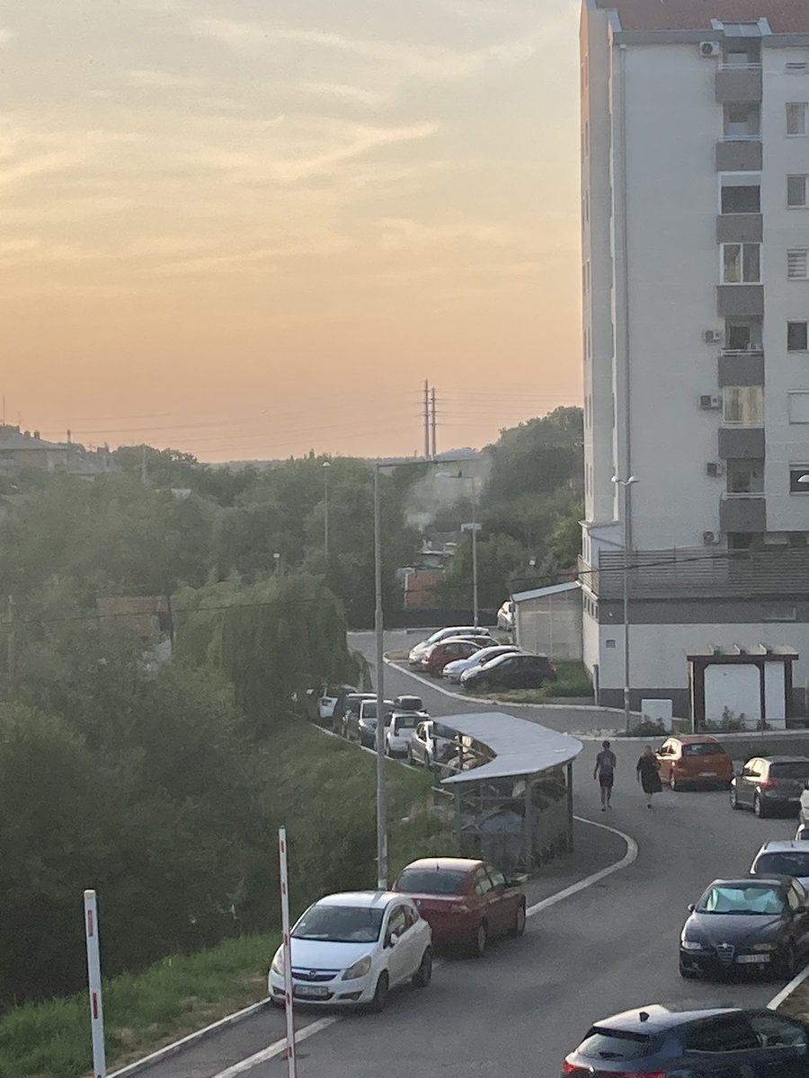 BGBWWWW's tweet photo. Iz Malog Leskovca na Karaburmi se dimi kao da je u toku grejna sezona, a ustvari se spaljuju sekundarne sirovine ... @prijavi_problem @MinistarstvoZZS https://t.co/rJDuoyE1pi
