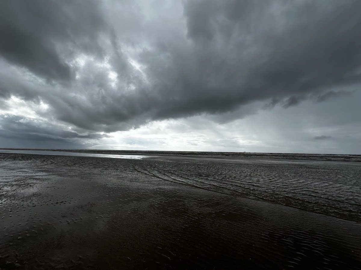 65 #NHS1000miles walked this week by the 🌊 loving the stormy skies on the walks this week ⛈️ 
Looking forward to seeing everyone’s active pics 😍