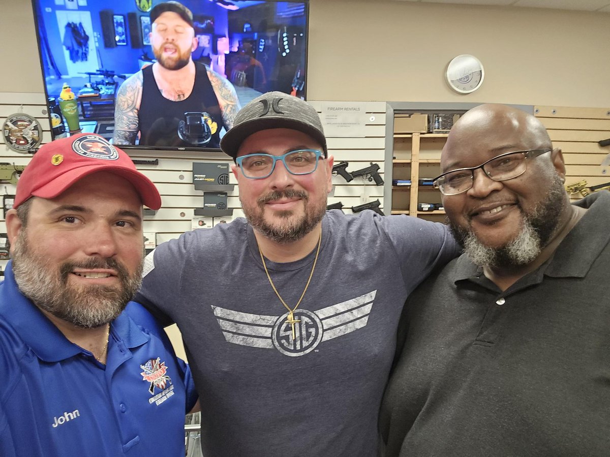 DFrancisco7's tweet image. NJ produces only the very best
Got pleasantly surprised to come across my great friends @JohnPetrolino + @2nd4Everyone - 2 powerhouses in the movement
I’ve had great philosophical conversations with both these guys throughout the years.
Gun people are the best people.