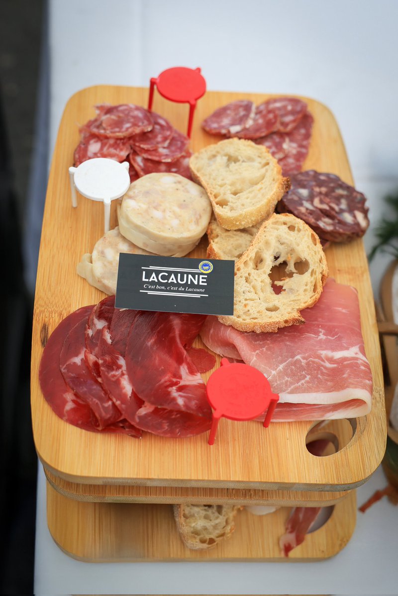 Nos salaisonniers ont du talent et cette année encore ils ont régalé le public à la Fête de la charcuterie  de Lacaune.

Cette fête emblématique de notre terroir attire tous les ans de plus en plus de monde, locaux et touristes, pour venir apprécier la qualité de nos charcuteries