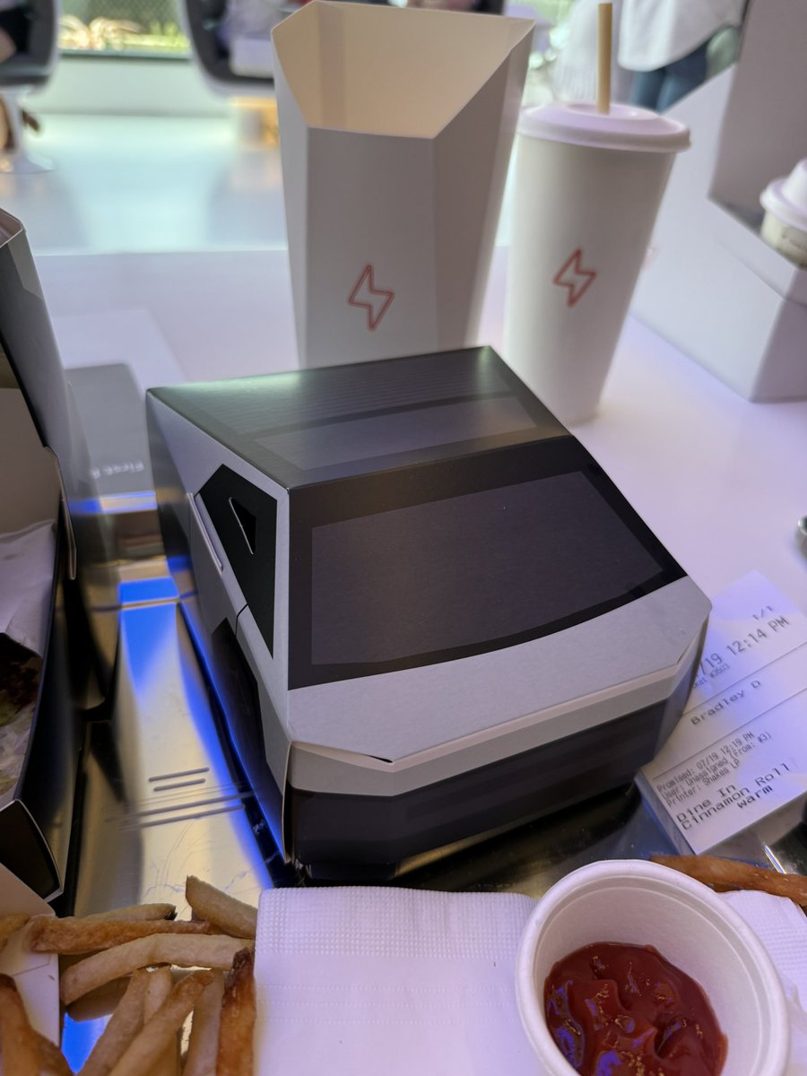 braddlex's tweet image. Some other key moments at the Tesla Diner this weekend at LA first responders event!
Tesla food was a great experience. We got the Tesla Burger, and the cinnamon rolls! Very well made and good!
The entire facility was amazing 🙌🙌