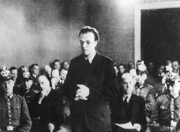 jesuitnews's tweet image. #OTD in 1944, a failed plot to kill Hitler led to arrest of #Jesuit Father Alfred Delp, who was later executed for his resistance to the Nazis. ow.ly/Im8050SGjQ5