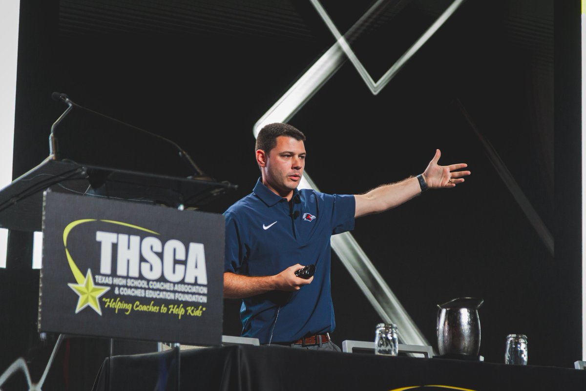 UTSAFTBL's tweet image. Kicking off the THSCA Coaching School with @CoachBrownUTSA π
#210TriangleOfToughness x #THSCA
