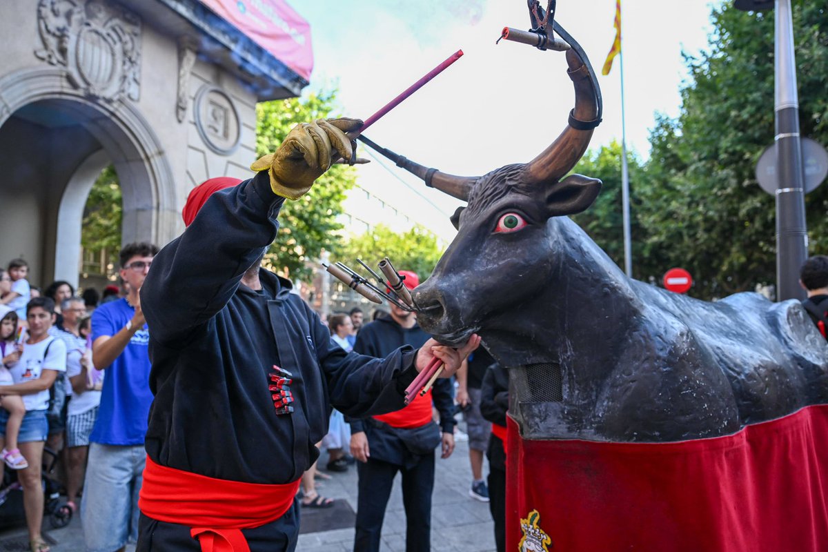 <a href="/DiablesMataro/">Ball Diables Mataró</a> Amb el #BasiliscPetit ja a #Mataró segueix la Cercavila infantil de l’#Encesa2025 #LesSantes Mataró🔥 A les 20.30 h comença el #BallParlat de <a href="/DiablesMataro/">Ball Diables Mataró</a> davant l’Ajuntament i seguidament la cercavila de foc i encesa