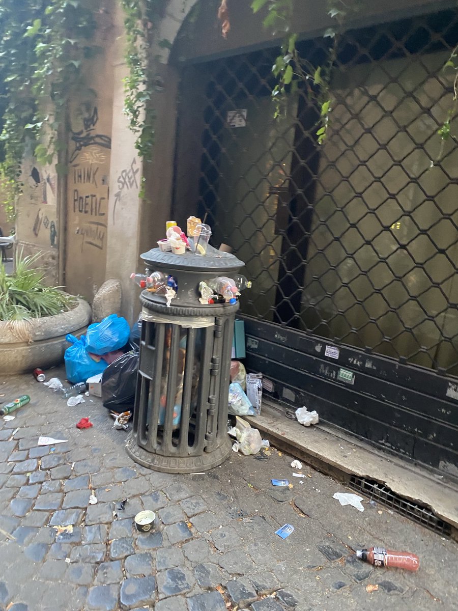 martina cardelli 🇪🇺🏳️🌈🇺🇦 (@martinacardelli) on Twitter photo Via dei Coronari è in queste condizioni: spazzatura a ogni angolo, sembra di essere tornati indietro di qualche anno. <a href="/Sabrinalfonsi/">Sabrina Alfonsi</a> <a href="/diarioromano/">diarioromano</a> Via dei Coronari è in queste condizioni: spazzatura a ogni angolo, sembra di essere tornati indietro di qualche anno. <a href="/Sabrinalfonsi/">Sabrina Alfonsi</a> <a href="/diarioromano/">diarioromano</a>
