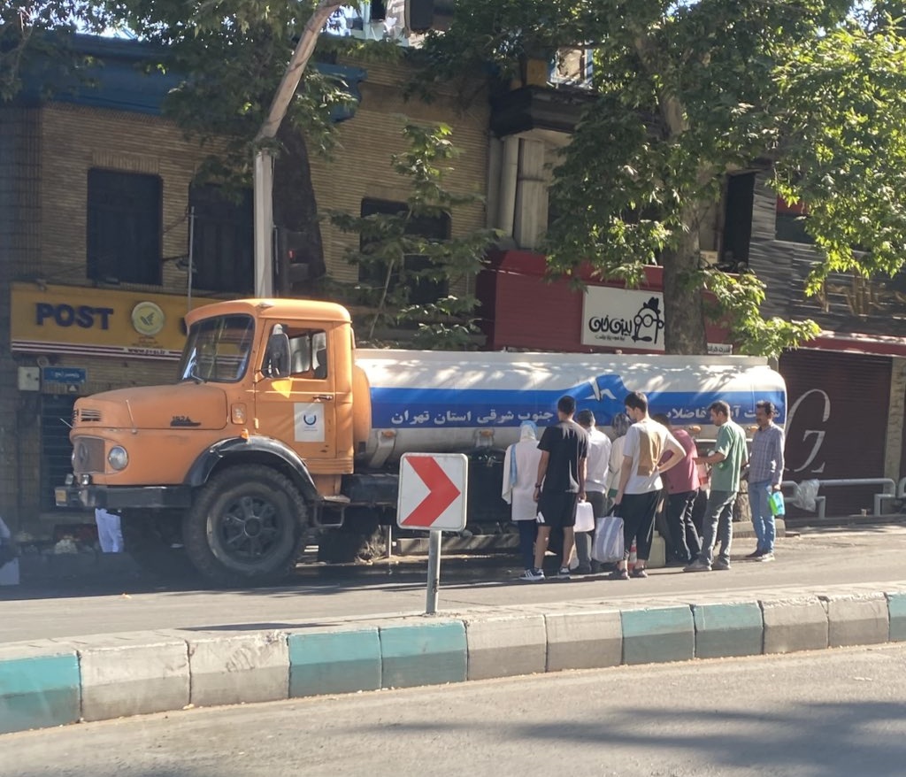 بنظرم یکی از مهمترین اقشار حامی ج.ا قبل و بعد عنقلاب ننگین ۵۷، کشاورزان و روستایی‌ها بودند مخصوصا اونهایی که بعدها به شهر مهاجرت کردند و پیاده نظام سپاه و بسیج شدند.برای  زمین‌هاشون با مجور فله‌ای ج.ا چاه عمیق حفر کردند و تقریبا تمام منابع آب زیرزمینی کشور هدر دادند. محدودکردن