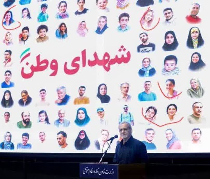 Marganleila's tweet image. برای کشوری که زنان با پوشش مانتو رو هم تازه به رسمیت شناخته بود، بنر پشت رییس جمهور کلی پیشرفت محسوب میشه