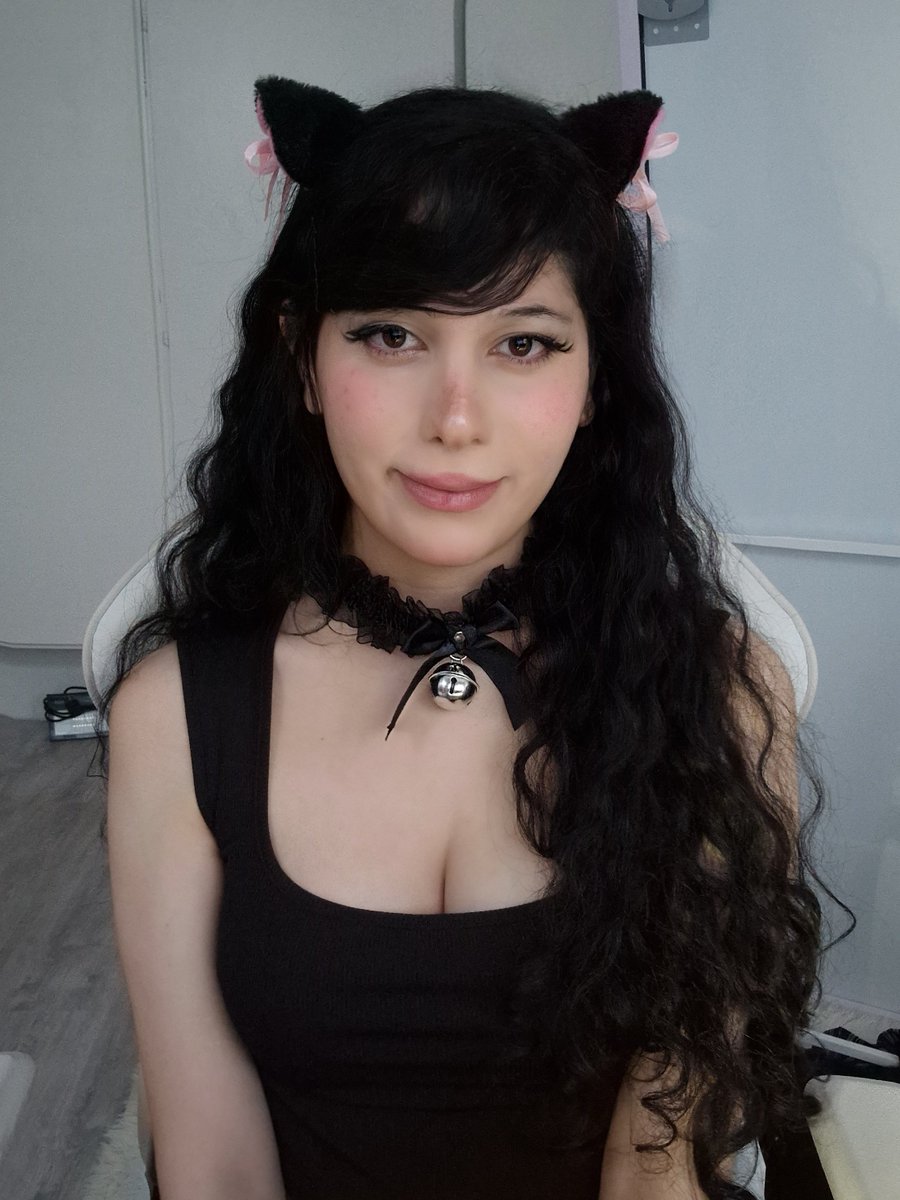 Who is brave enough to say hi ? 🩶