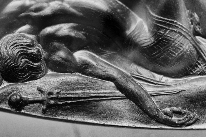 nchlsswft's tweet image. Still in awe of this Bronze Age sealstone found at Pylos ten years ago. It's only 3.6 cm long (1.42 in.), but just look at the hair, the muscles, the sword, the patterned kilt, and that limp, dead arm.