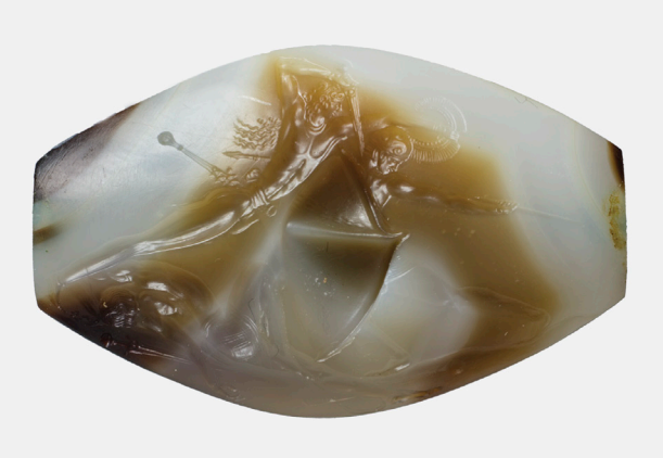 nchlsswft's tweet image. Still in awe of this Bronze Age sealstone found at Pylos ten years ago. It's only 3.6 cm long (1.42 in.), but just look at the hair, the muscles, the sword, the patterned kilt, and that limp, dead arm.