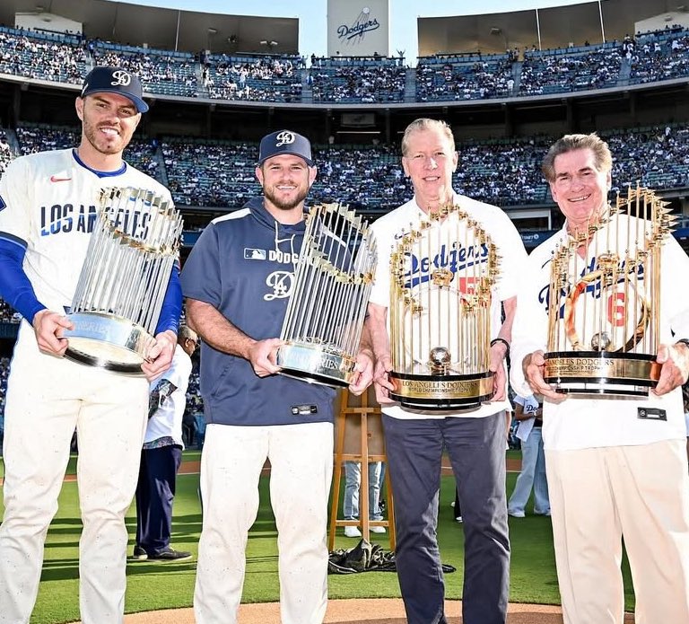 THEREAL_DV's tweet image. Max Muncy and Tim Belcher will join us today starting at Noon! @AM570LASports @iHeartRadio #Dodgers #Brewers