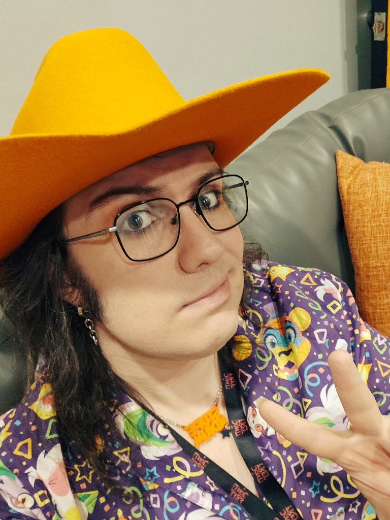 TheStupendium's tweet image. An absolutely incredible show last night at @NerdcorePC! Every performance was fantastic and the crowd even better! Thanks so much everyone for coming out!
Meet and greet day today! I'll be at station 13 from 2pm right through to the end of the day! Come get met and gret! 🧡