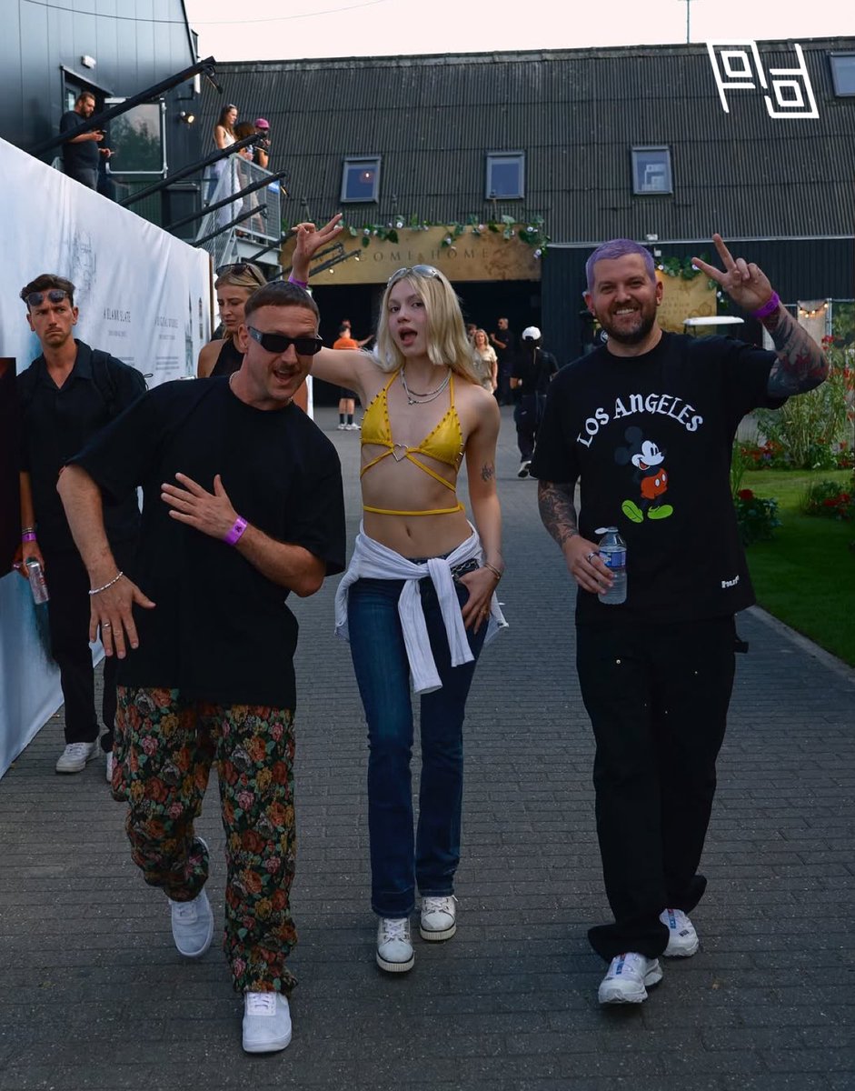 PopDunya's tweet image. Aleyna Tilki’nin Tomorrowland performansından yeni görüntüler geldi! 💜 @aleynatilki @DillonFrancis @MARTENHORGER