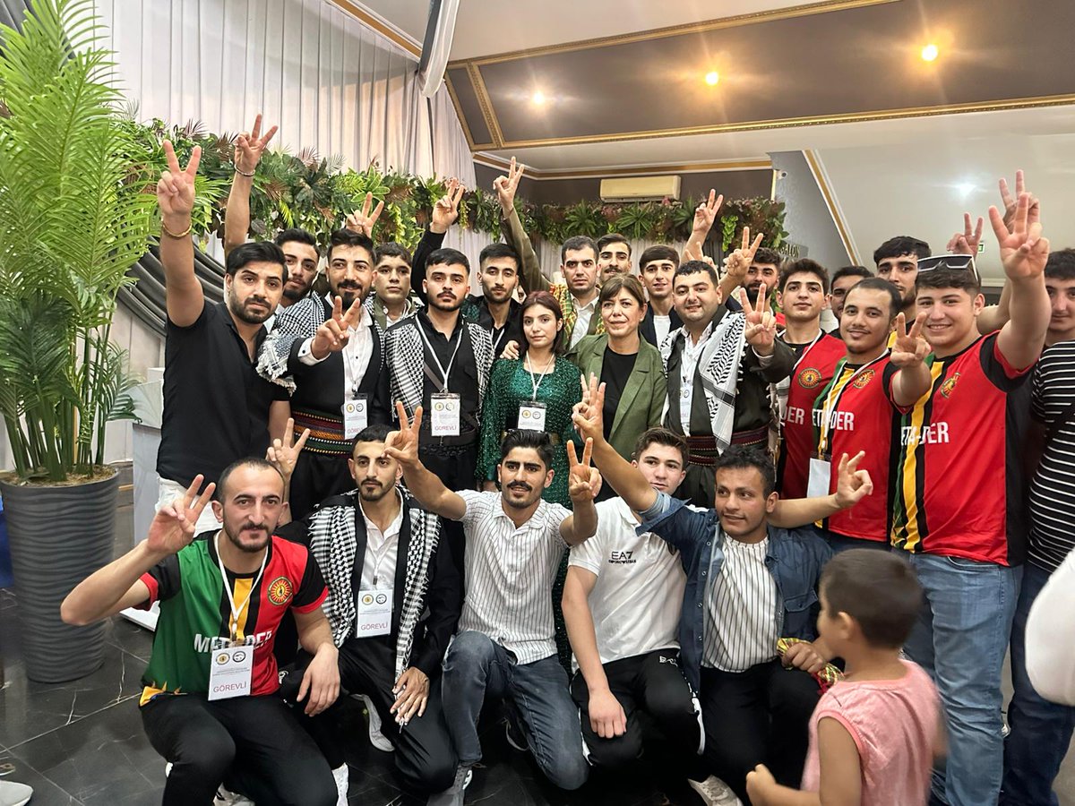 Metader_'s tweet image. Barış Halayımız Coşku ve Dayanışmayla Sona Erdi
20 Temmuz’da gerçekleştirdiğimiz “Mezopotamya Gençliği Barış Halayı”, yüreklere dokunan, umut ve kardeşlik duygularını büyüten görkemli bir buluşmayla sona erdi. Bu büyük buluşma, sadece halaylarla değil; bir araya gelmenin,…