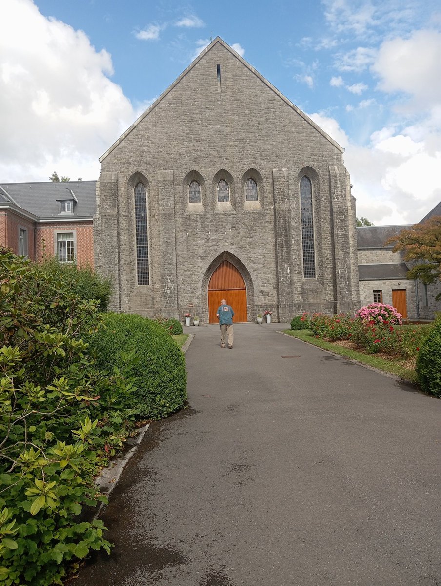 lapizzadivine's tweet image. Je suis allé dans un monastère pour les vêpres, c&apos;était tellement paisible j&apos;ai adoré