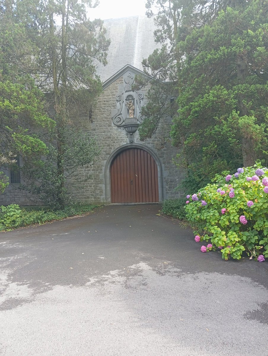 lapizzadivine's tweet image. Je suis allé dans un monastère pour les vêpres, c&apos;était tellement paisible j&apos;ai adoré