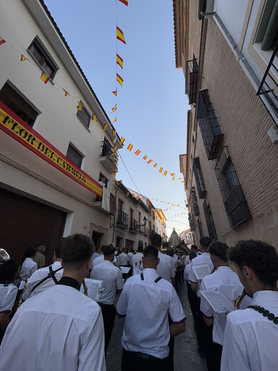 En el día de ayer hicimos entrega de un cuadro de nuestra Sagrada Titular a <a href="/Carmen_Atq/">Carmen De Antequera</a> como muestra de agradecimiento por el cariño y la cercanía que siempre nos han brindado.

Este gesto tuvo lugar con motivo de nuestro quinto acompañamiento musical a la Santísima Virgen del
