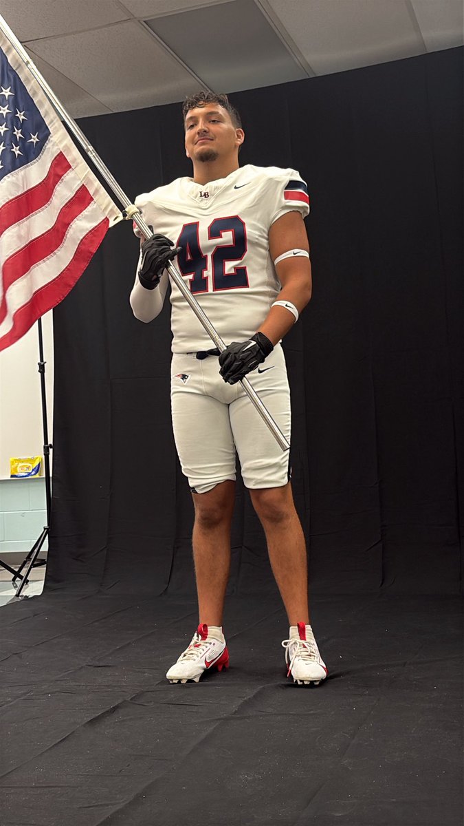 Senior pictures 📸 #NewEra 
🔴⚪️🔵