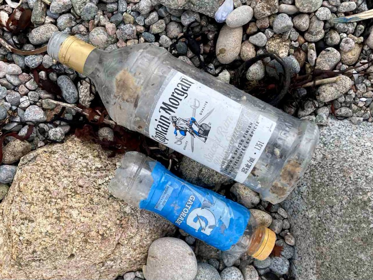 Plastic bottle of Captain Morgan, all the way from Ontario, Canada across the Atlantic to Galway.
🇨🇦 ➡️🇮🇪
#BeachClean #LeaveNoTrace #Single