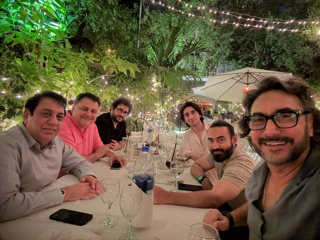 editsjunction1's tweet image. Hamza Sohail along with Ali Hasaan, Mahesh Waswani, Nadeem Baig, Adnan Siddiqui and his Dad 🫶🏻

[#HamzaSohail]