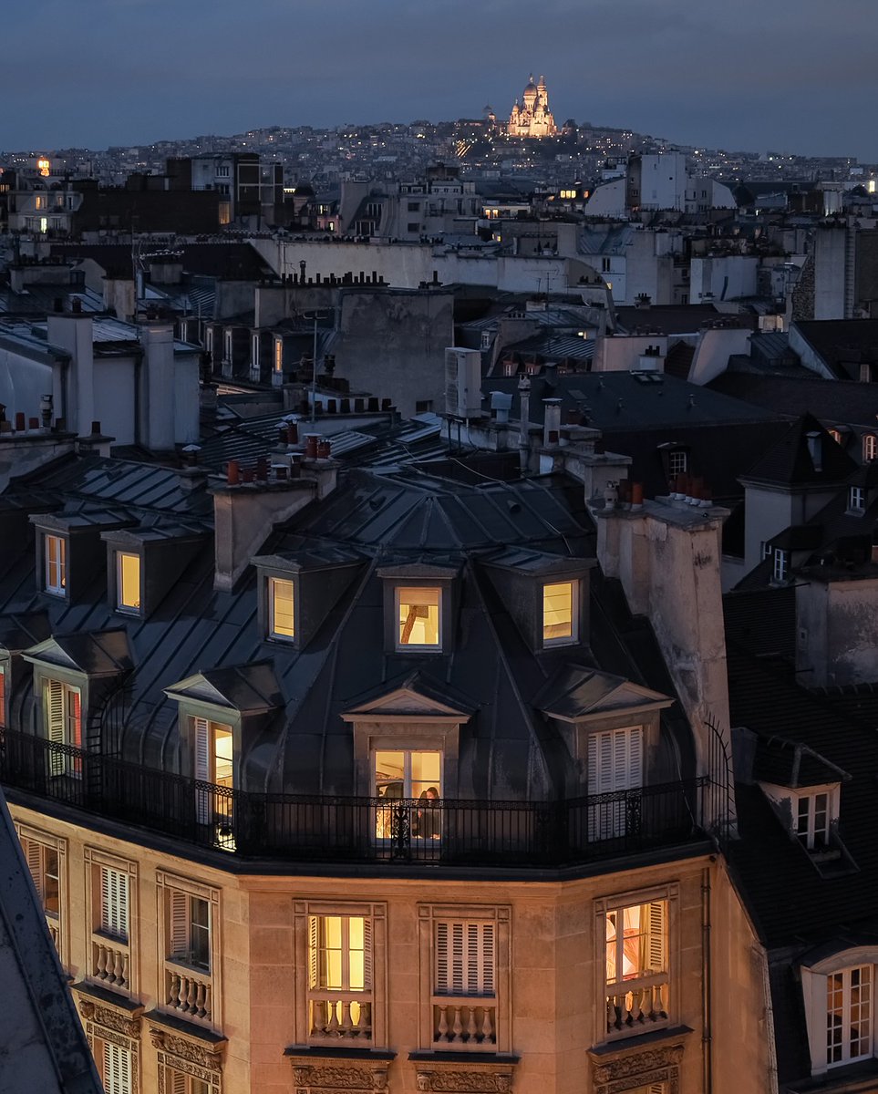 Parisianaes1's tweet image. How would you spend an evening with this stunning Sacré-Cœur Basilica view lighting up Paris?