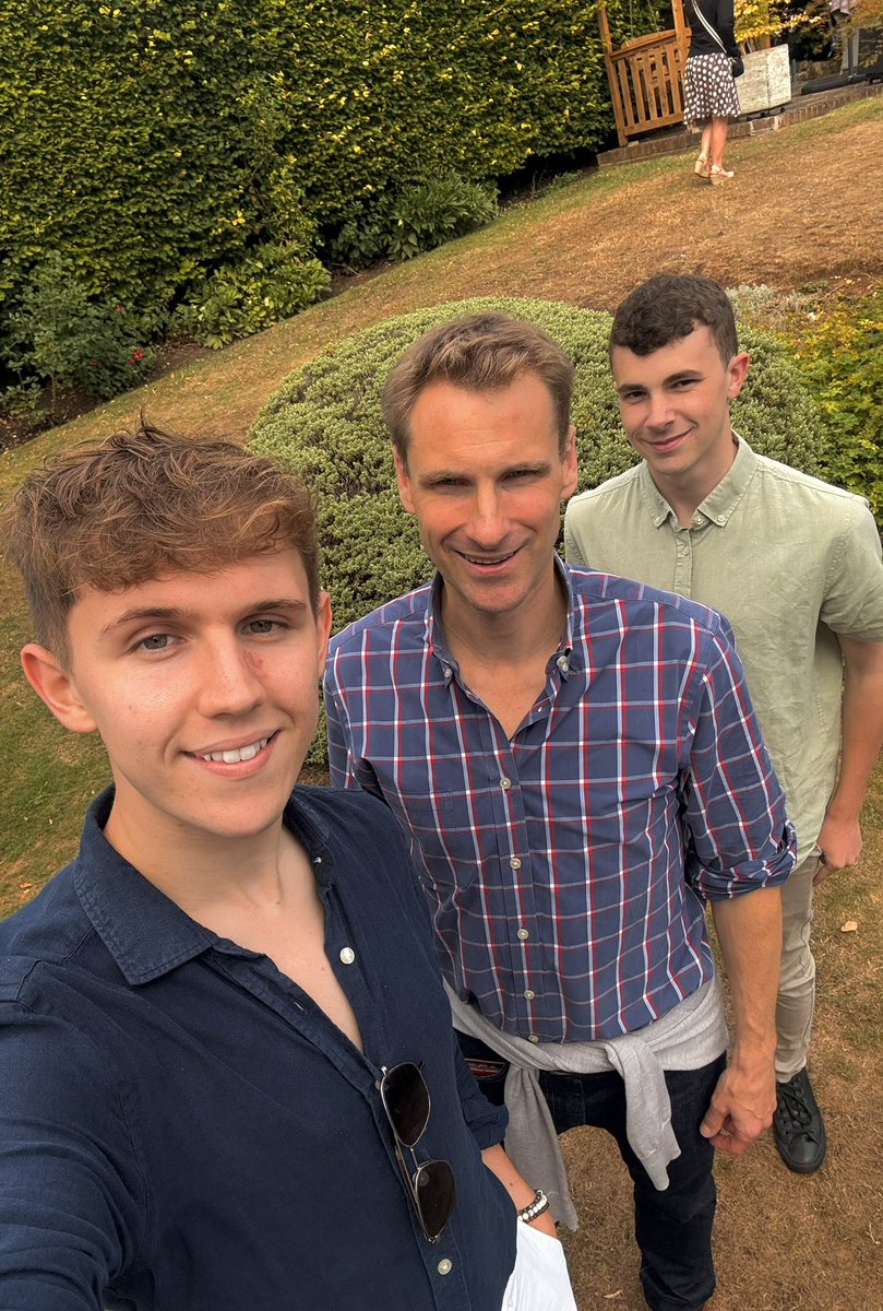 CroydonYCs's tweet image. 📣 Our Chairman & Vice Chairman joined our fantastic local MP @CPhilpOfficial in Old Coulsdon today.
🙌 Great to hear positive progress on Coulsdon Medical Centre & the benefits of the new banking hub.
✍️ Under 26? Want to come to exciting events and make a difference? Join us.
