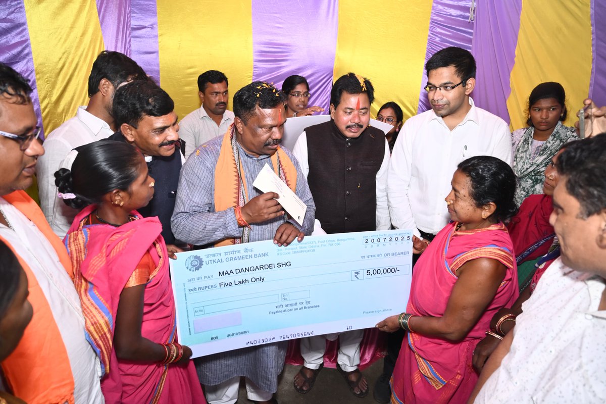 koraputdm's tweet image. ମାନ୍ୟବର ମନ୍ତ୍ରୀ ଗ୍ରାମ୍ୟ ଉନ୍ନୟନ, ପଞ୍ଚାୟତିରାଜ ଓ ପାନୀୟ ଜଳ ବିଭାଗ , ଓଡ଼ିଶା ସରକାରଙ୍କ ଅଧ୍ୟକ୍ଷତାରେ ପଞ୍ଚାୟତ ସମିତି, ବୋରିଗୁମ୍ମା ଠାରେ ଆଜି ବୋରିଗୁମ୍ମା ବ୍ଲକର ଉନ୍ନୟନମୂଳକ କାର୍ଯ୍ୟ ତଥା ବିଭିନ୍ନ କଲ୍ୟାଣମୂଳକ ଯୋଜନା ସମ୍ପର୍କରେ ସମୀକ୍ଷା ବୈଠକ ଅନୁଷ୍ଠିତ ହୋଇଯାଇଛି। ଏହି ଅବସରରେ ସ୍ଵୟଂ ସହାୟକ ଗୋଷ୍ଠୀର ସଦସ୍ୟାମାନଙ୍କୁ…