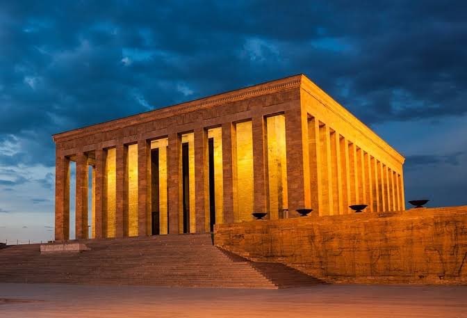 sofidelibera's tweet image. Anıtkabir’e her yıl 650 milyon TL harcamak yerine yapılabilecekler:
-26 okul
-2 hastane
-4 fabrika
– 100 bin öğrenciye tablet
– 1 milyon çocuk için ücretsiz kahvaltı
– 10 bin köy okuluna kitaplık
– 50 köy yolu asfaltı
– 1000 engelliye akülü sandalye
Bu israf değil midir?