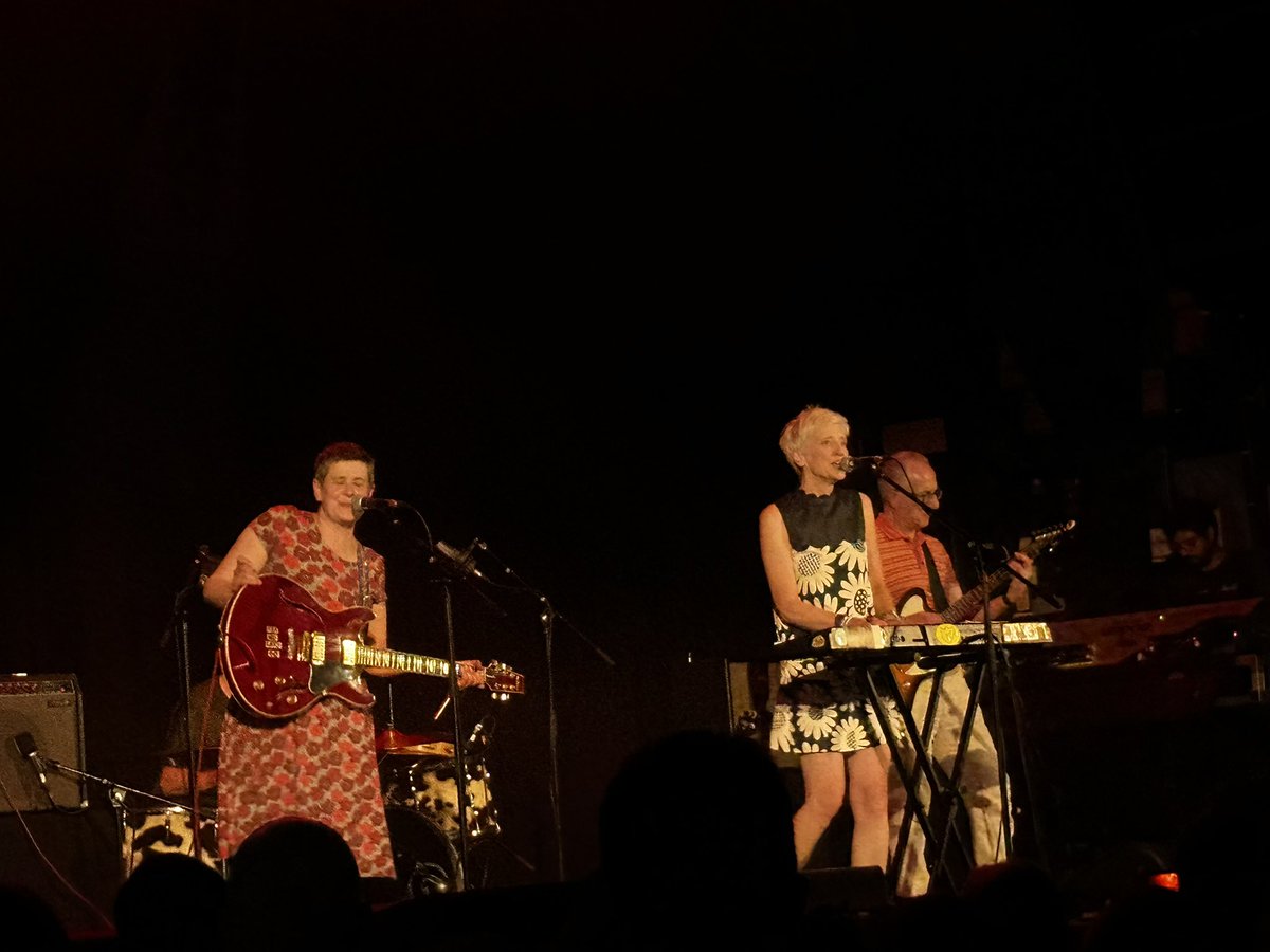 MikkiFL's tweet image. Twee is the Heavenly Option
Islington Assembly Hall last night was surprisingly full of young people.
Plus added Poohstick on the last song. :-)