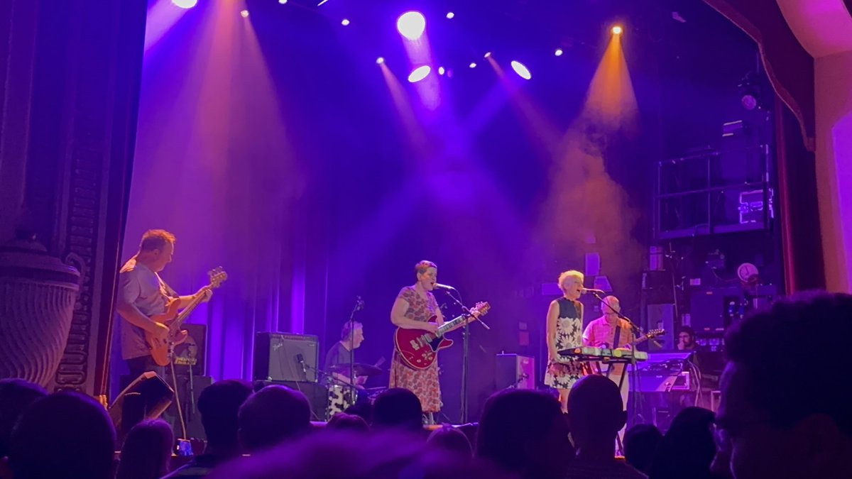 MikkiFL's tweet image. Twee is the Heavenly Option
Islington Assembly Hall last night was surprisingly full of young people.
Plus added Poohstick on the last song. :-)