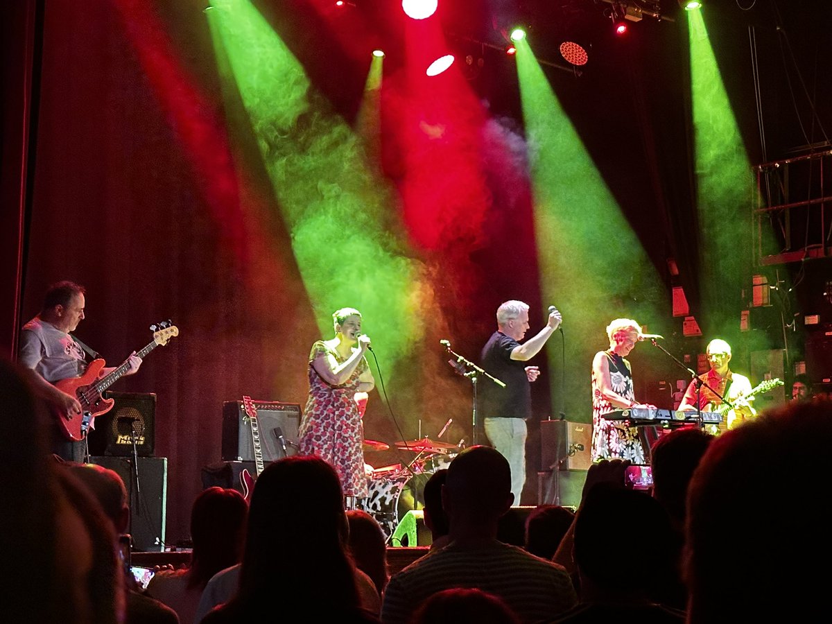 MikkiFL's tweet image. Twee is the Heavenly Option
Islington Assembly Hall last night was surprisingly full of young people.
Plus added Poohstick on the last song. :-)