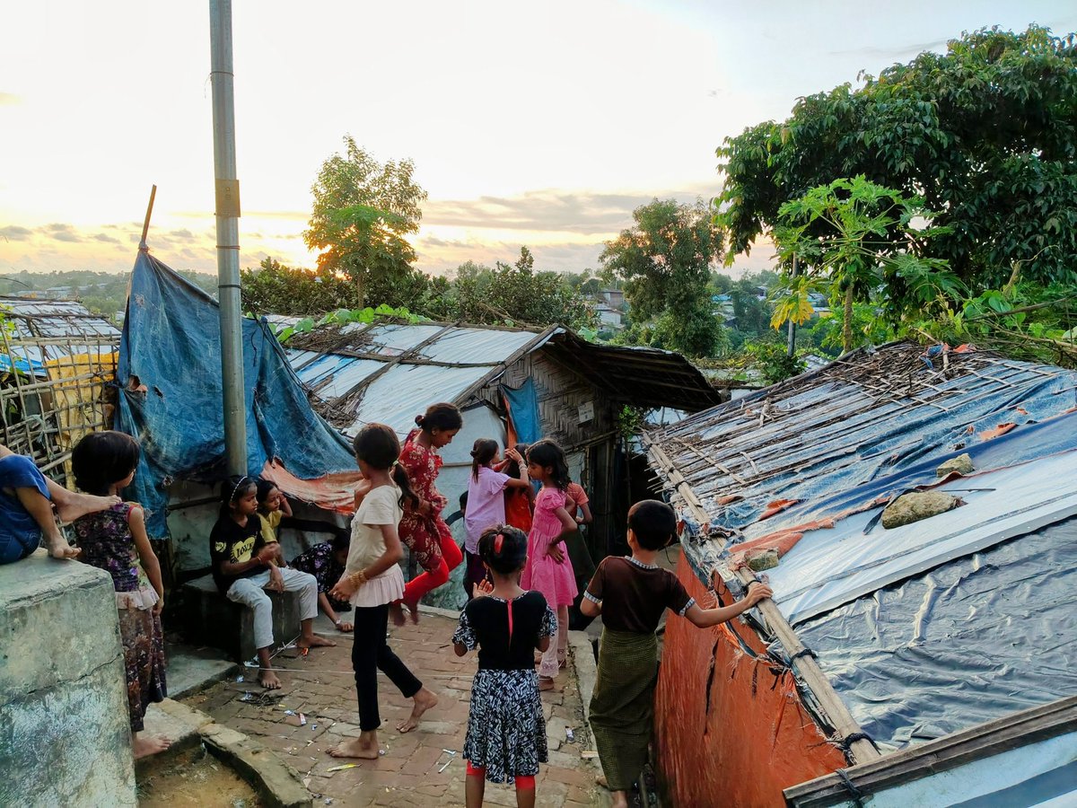 RoAnisHlaMyint's tweet photo. Some Rohingya refugee girls are playing jumping games in the evening, and most of the girls prefer this game.
#Rohingya #RefugeeChildren #PlayMatters #Resilience #ChildhoodJoy #Hope #Humanity #JumpingGames https://t.co/aXUcrBtuxs
